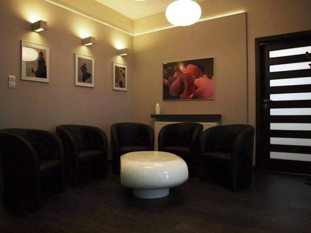 JMC Stomatologia galeria - Poczekalnia w której przy kojącej muzyce możesz zrelaksować się przed wizytą u stomatologa Złotno