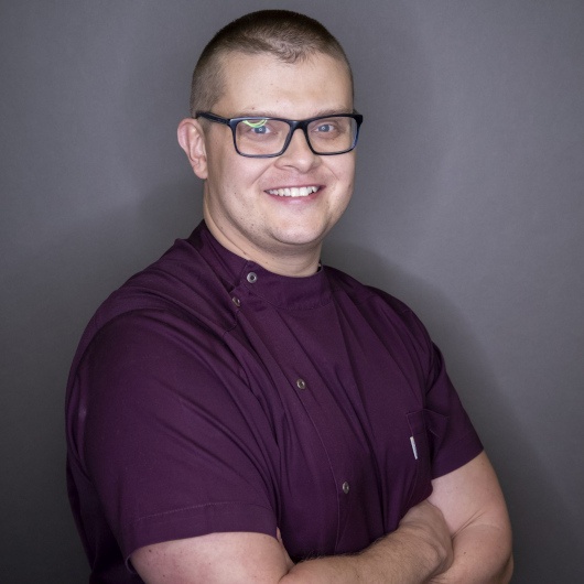 Mateusz Janiec to stomatolog Łódź - znany i uwielbiany przez pacjentów lekarz stomatolog, specjalizuje się w protetyce stomatologicznej