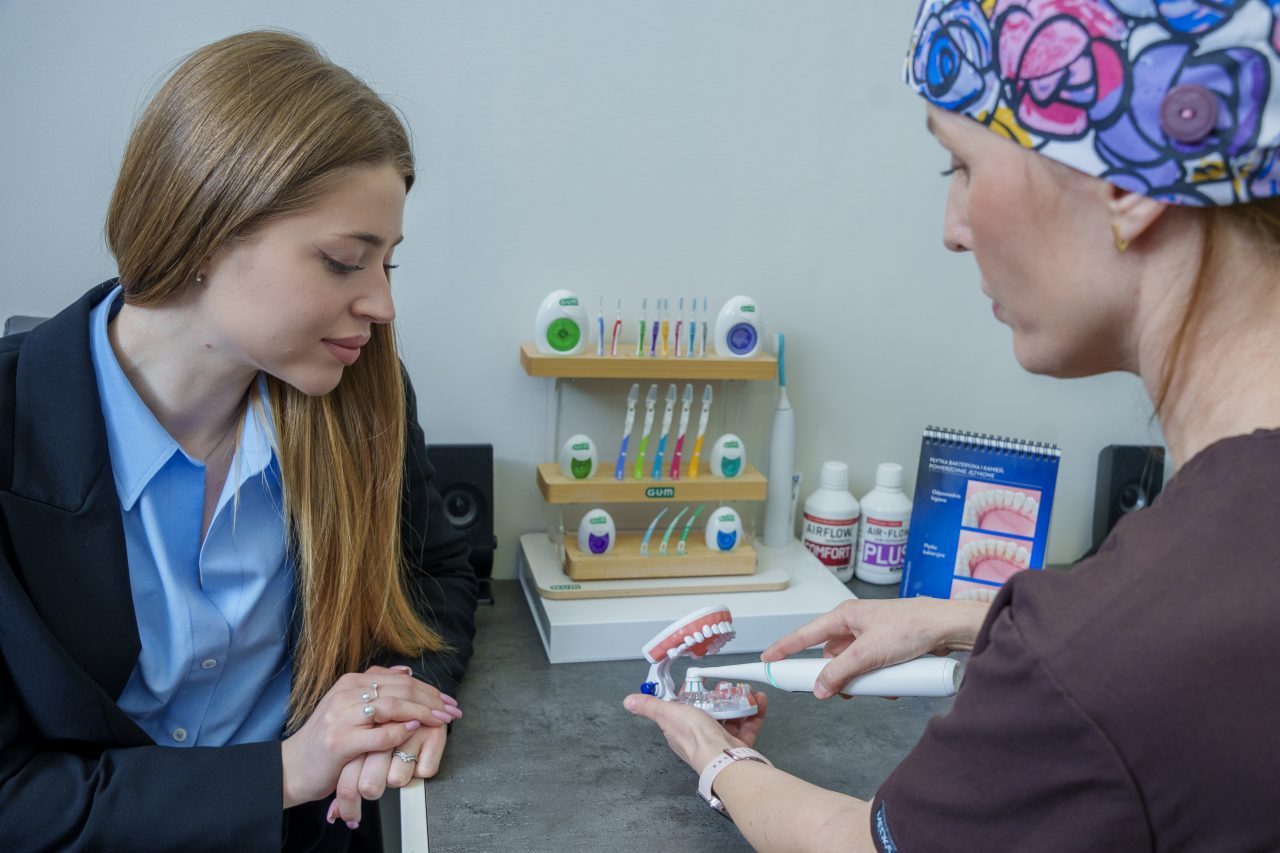 Omówienie zasad prawidłowej higieny przez dyplomowaną higienistkę Paulina Krzyżostaniak jest kluczowe