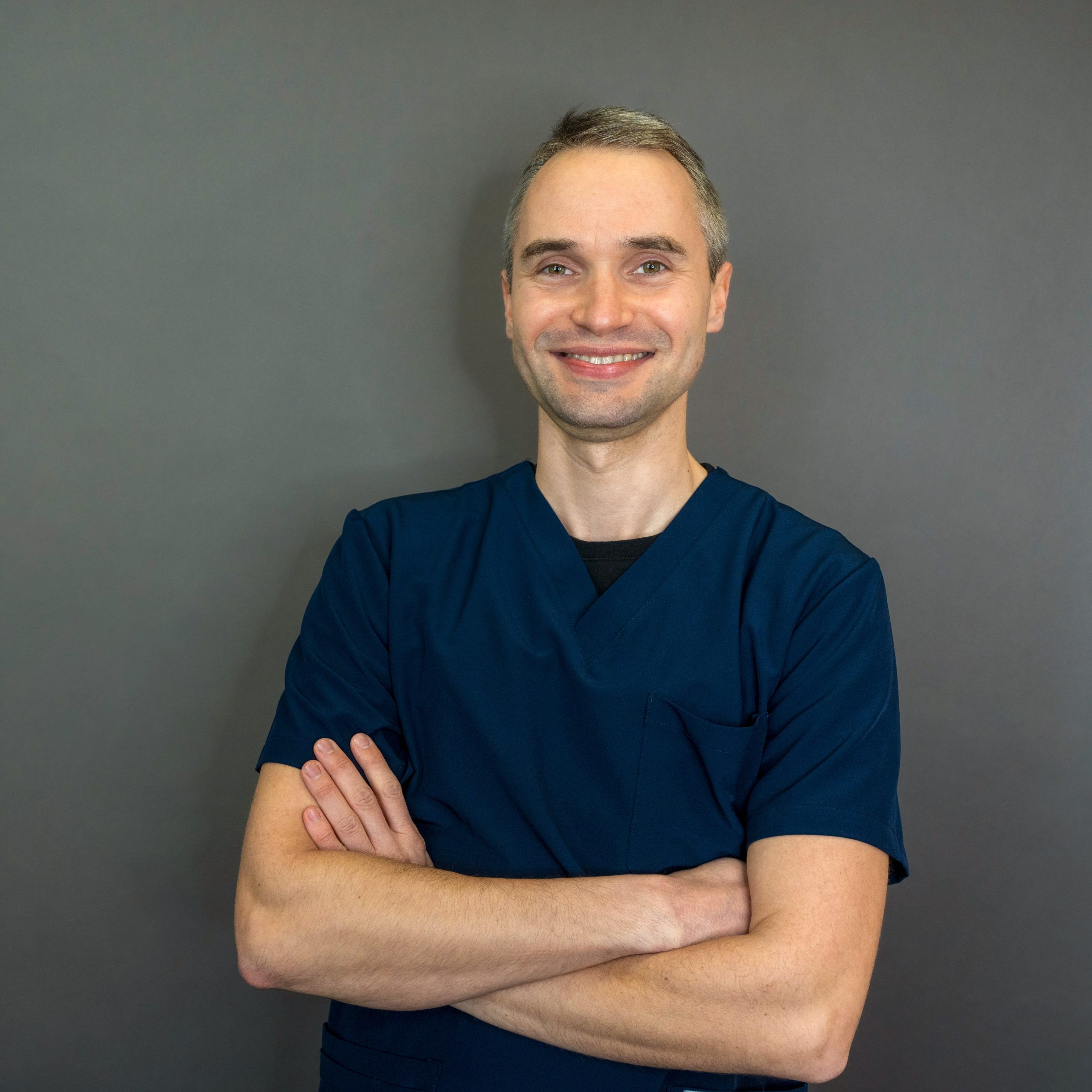 Jędrzej Gawryś to lekarz specjalizujący się w leczeniu kanałowym pod mikroskopem czyli endodoncji mikroskopowej.