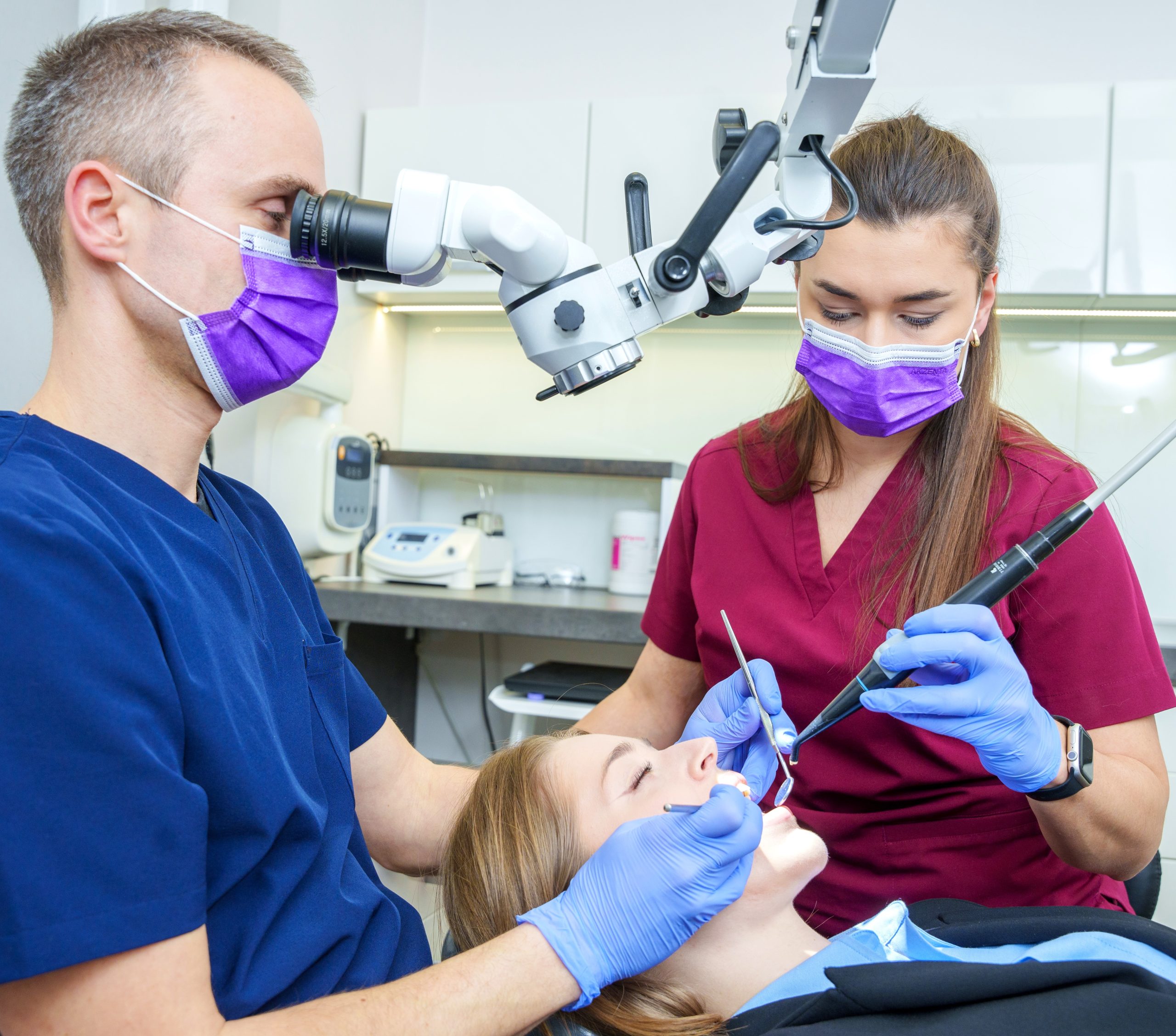 Jędrzej Gawryś - endodonta w trakcie pracy w powiększeniu z wykorzystaniem mikroskopu stomatologicznego