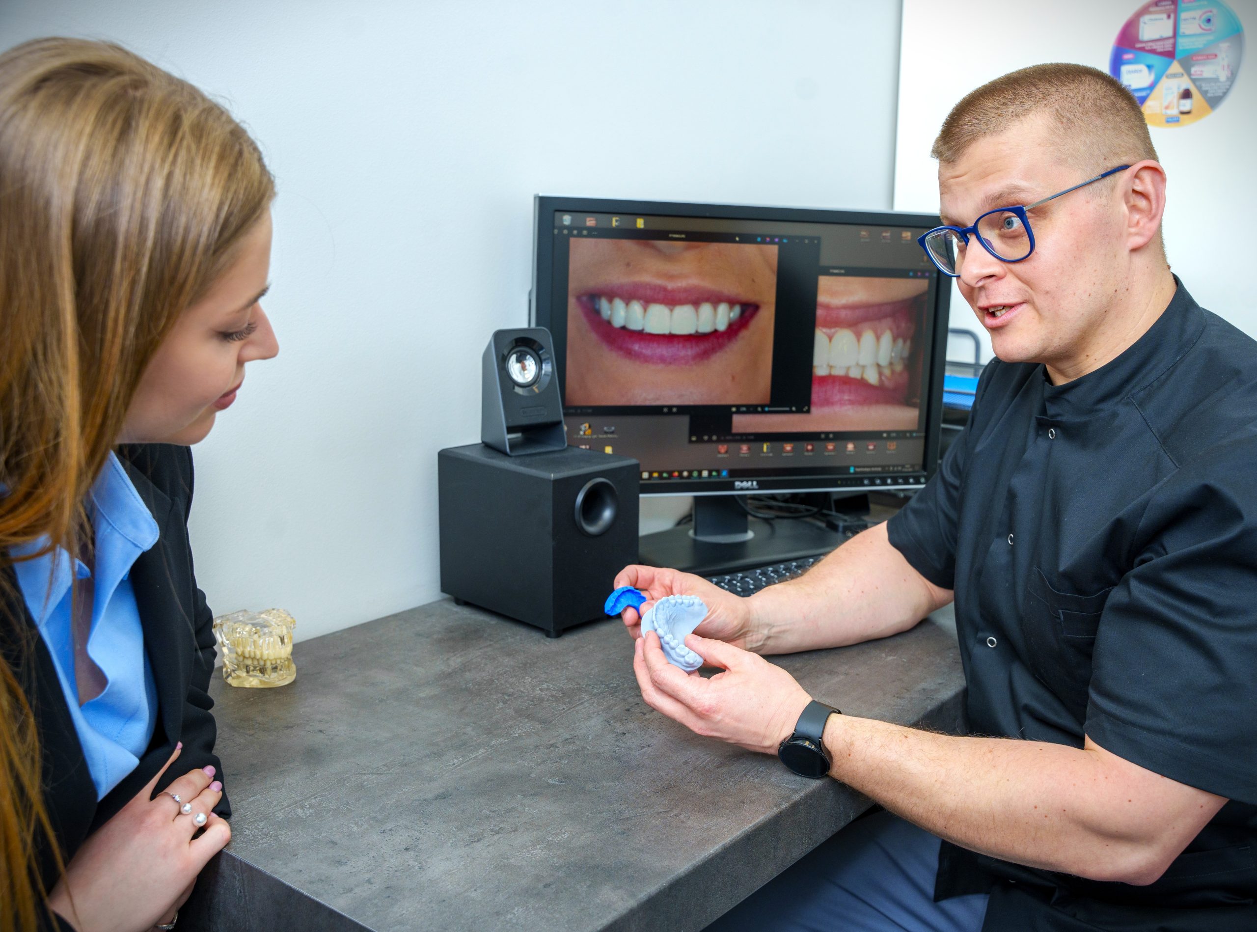 Mateusz Janiec dentysta w trakcie konsultacji stomatologii estetycznej